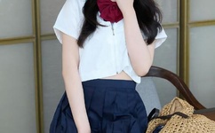 美女脱了内裤打开腿让男人玩